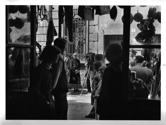 Foto n.3 - Paul Strand fotografa a Luzzara durante la realizzazione di Un paese. Alla sua destra, la moglie Hazel (Foto di Arturo Zavattini, 1953)