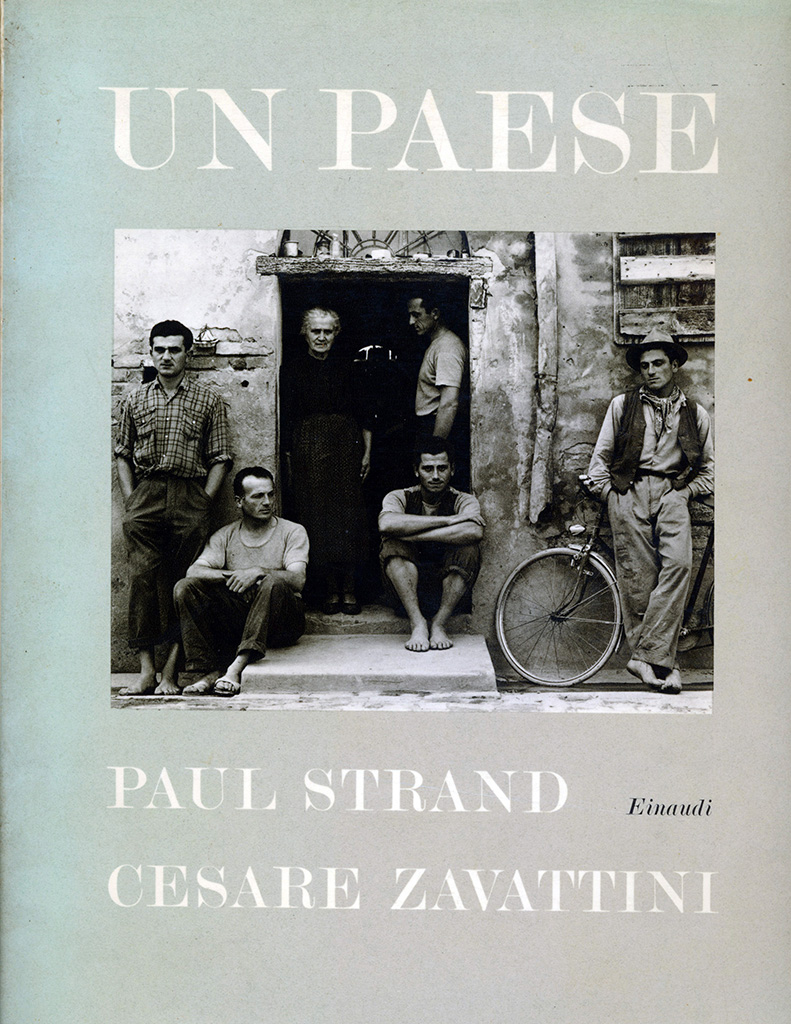 Foto n.4 - La copertina del libro Un paese, edizione Einaudi